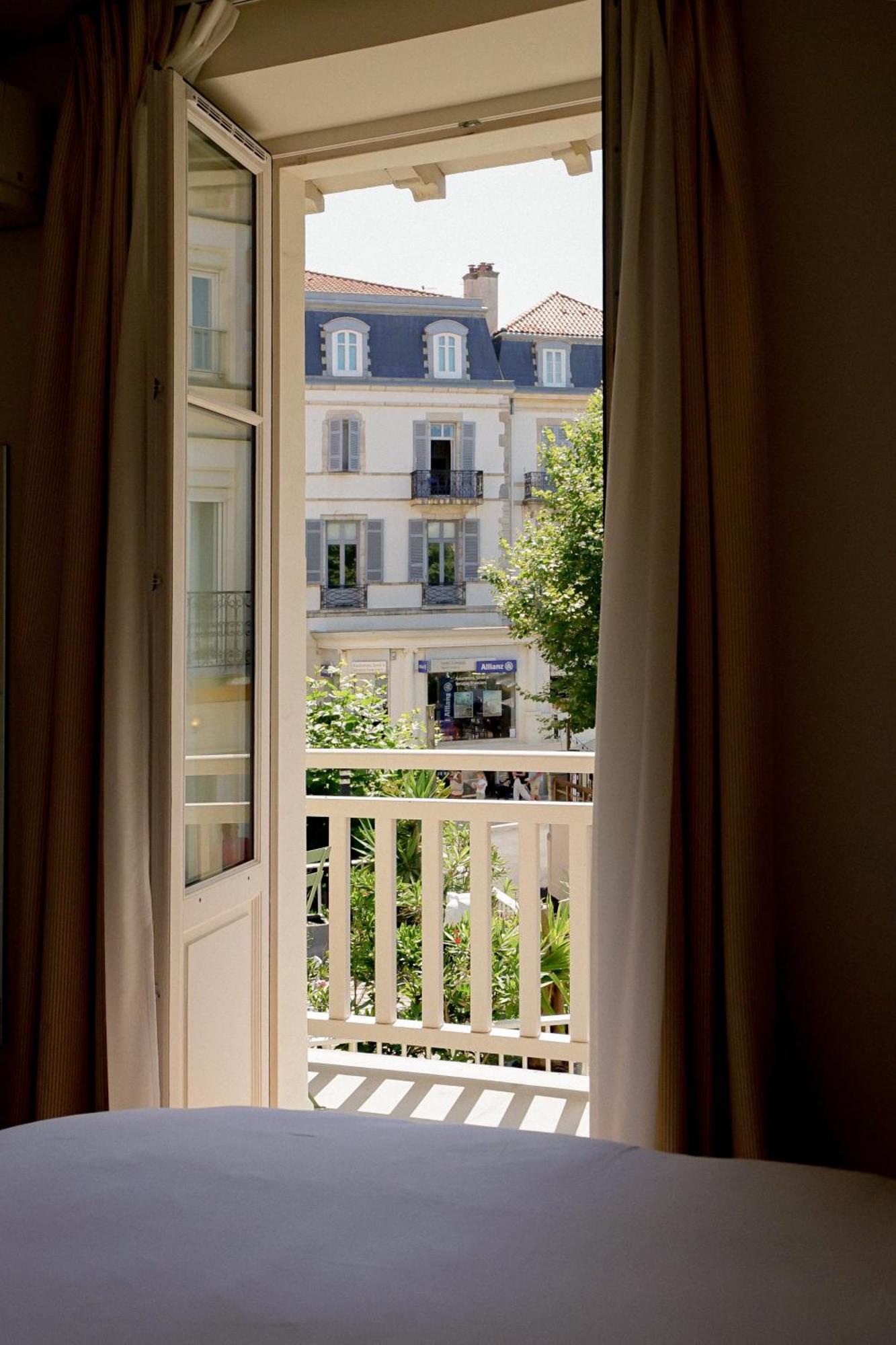 Alfred Hotels Les Halles Биарриц Экстерьер фото