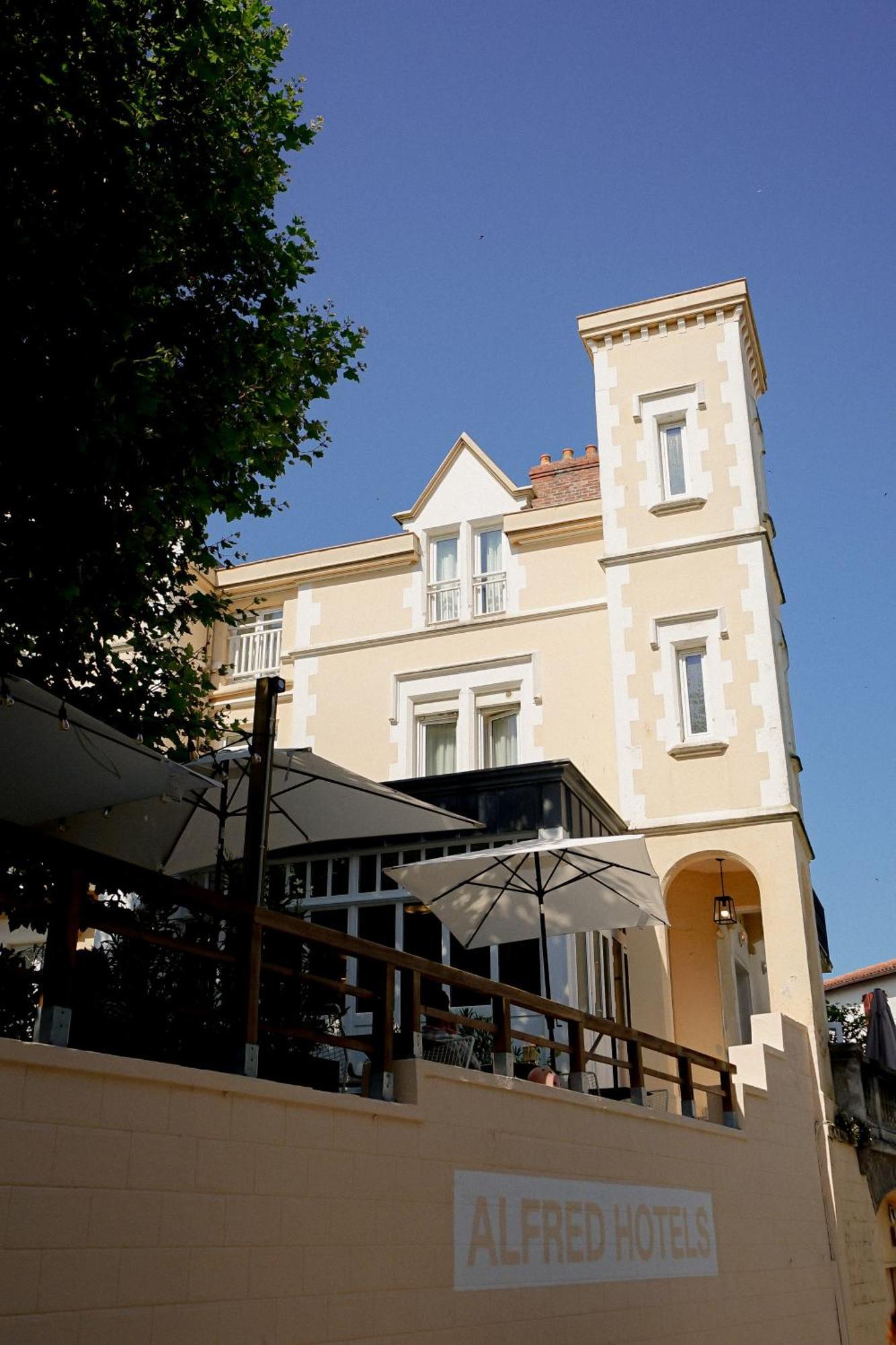 Alfred Hotels Les Halles Биарриц Экстерьер фото