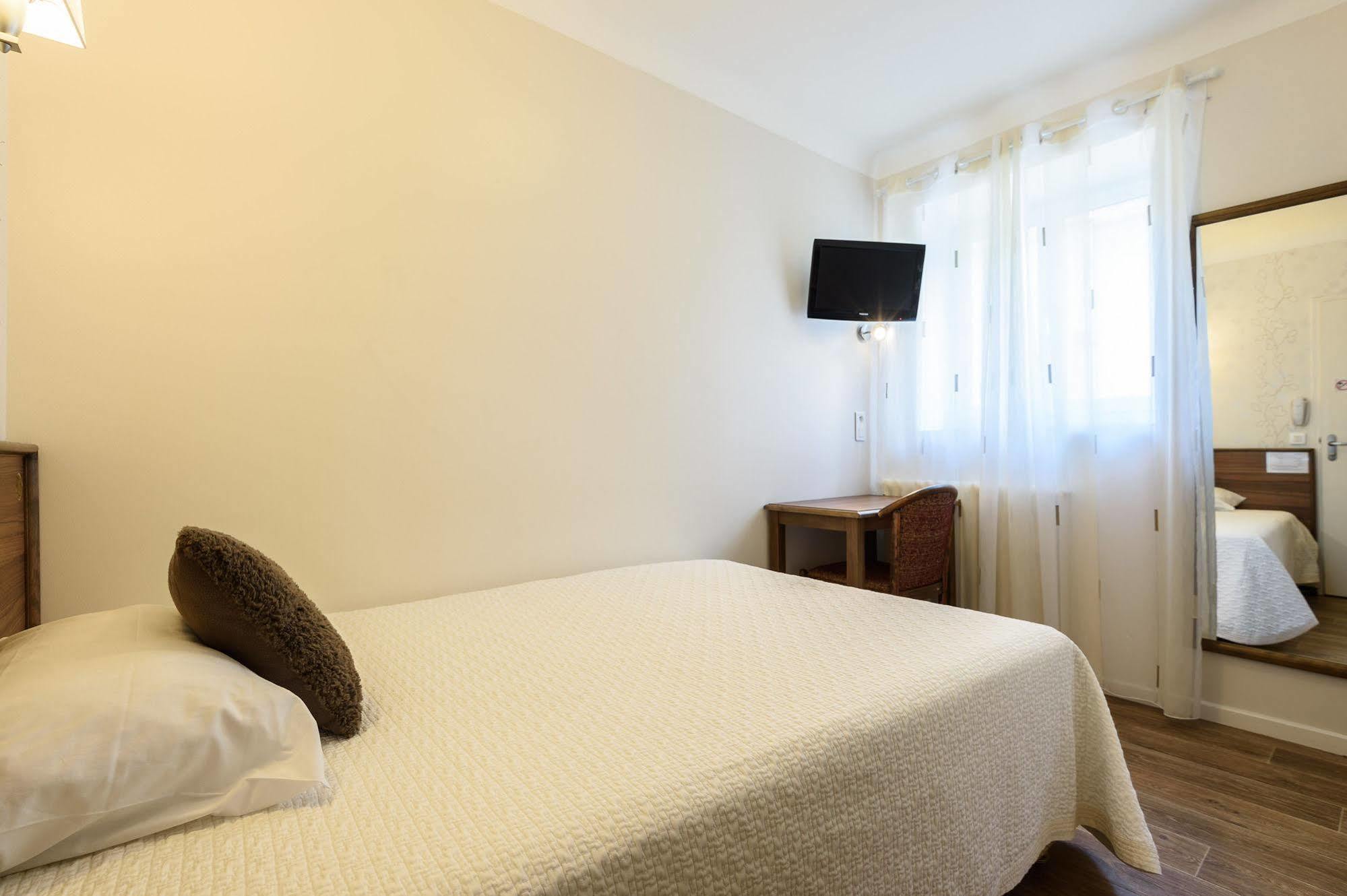 Alfred Hotels Les Halles Биарриц Экстерьер фото