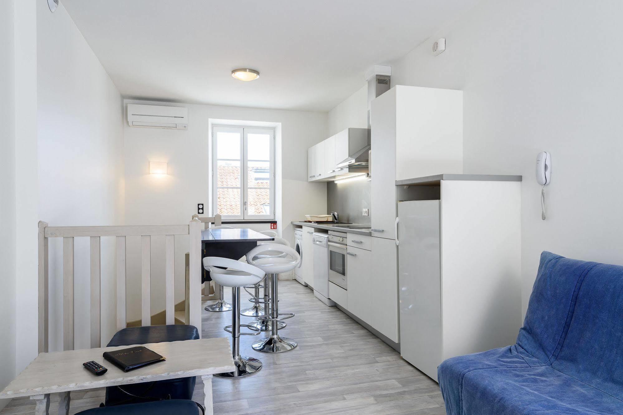 Alfred Hotels Les Halles Биарриц Экстерьер фото